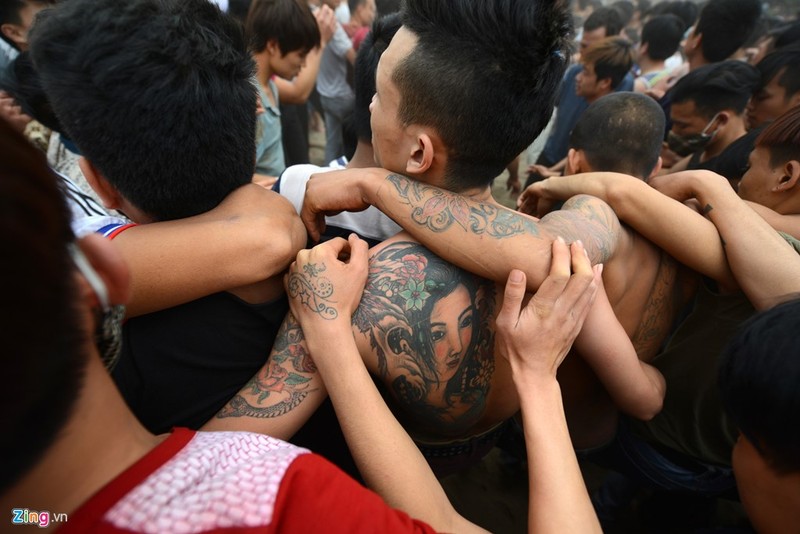 Trong đó chủ yếu là trai làng. Họ lập hội liên kết bè phái với nhau để làm sao mang may mắn về cho làng mình.