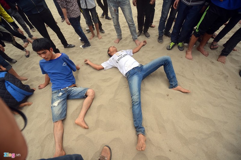Cứ mỗi khoảng 10 phút lại có hàng loạt trai làng nằm vật ra đất vì kiệt sức.