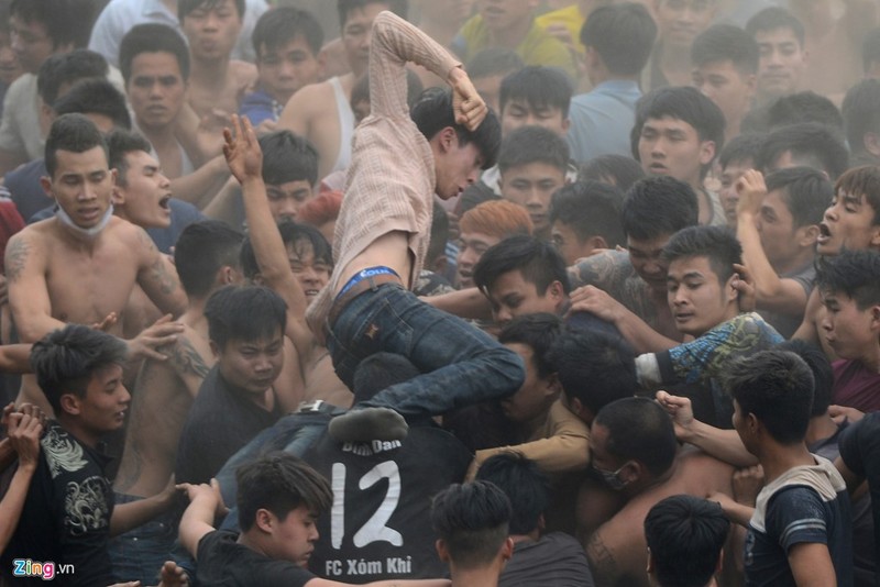 Một số thanh niên còn đấm túi bụi vào những người phía dưới đang giữ quả phết.