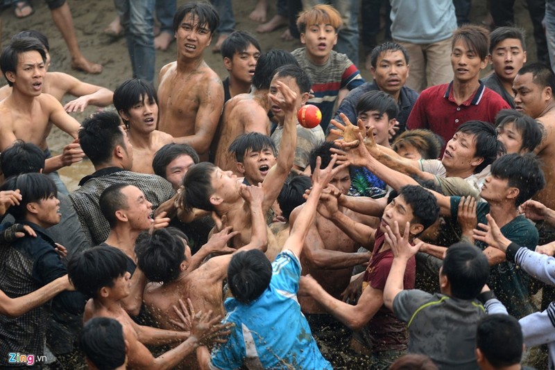 Mỗi khi quả phết được hất tung lên cao là lúc càng xảy ra hỗn loạn.