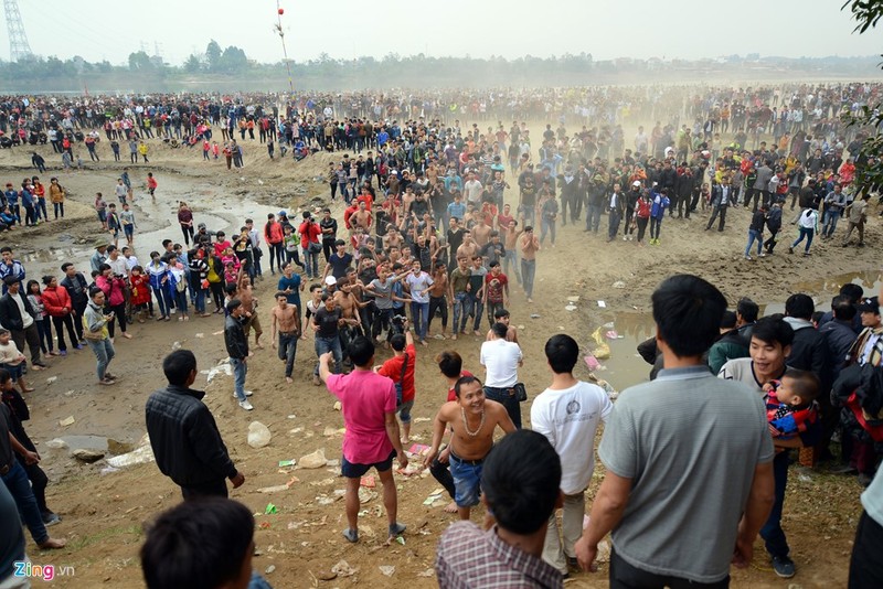 Mặc dù nghi thức chính diễn ra vào buổi chiều muộn nhưng ngay từ buổi trưa đã có hàng nghìn thanh niên tập trung thành nhiều nhóm, cởi trần hò hét dưới bãi sông.