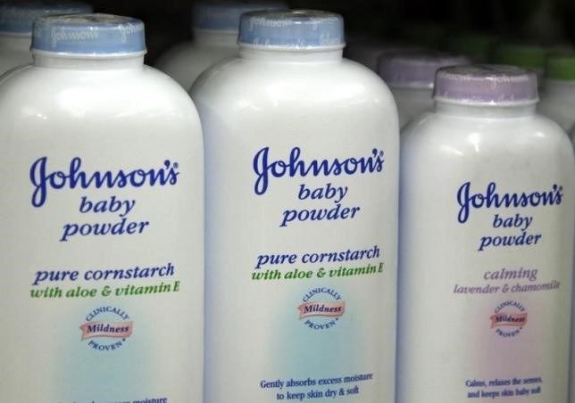 Johnson & Johnson bồi thường 72 triệu USD vì phấn rôm gây ung thư