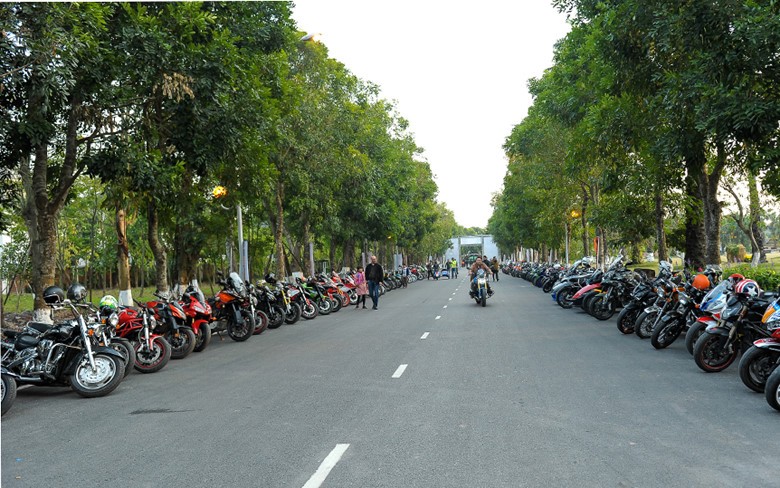 Choáng trước dàn mô-tô “khủng” tụ họp tại Hà Nội ảnh 2 Choáng trước dàn mô-tô “khủng” tụ họp tại Hà Nội ảnh 2