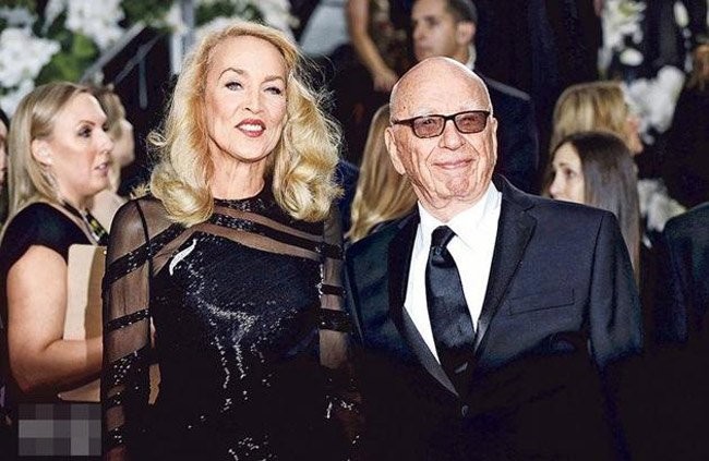 Người mẫu Jerry Hall vừa lên xe hoa với tỷ phú truyền thông Rupert Murdoch vào đầu tháng 3 vừa qua. 