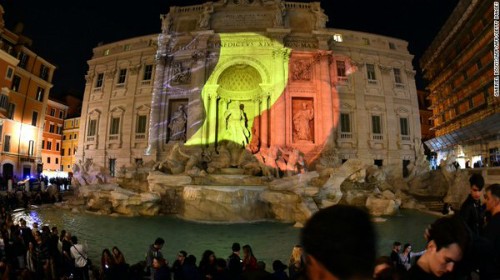 Màu đỏ đen vàng nhuộm các công trình nổi tiếng châu Âu ảnh 2