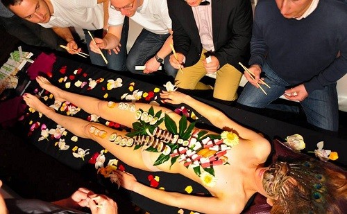 Nyotaimori là tên gọi dùng để ám chỉ những bữa tiệc thân thể trong đó có món sushi hoặc sashimi được bày thành thức ăn trên cơ thể một người phụ nữ đẹp khỏa thân. Ảnh: Eventforyou