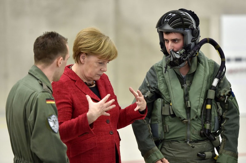13 khoảnh khắc ấn tượng nhất tuần qua ảnh 7 Thủ tướng Đức Angela Merkel bên cạnh các phi công trong chuyến thăm căn cứ không quân Đức ở Nerfenihe, Đức