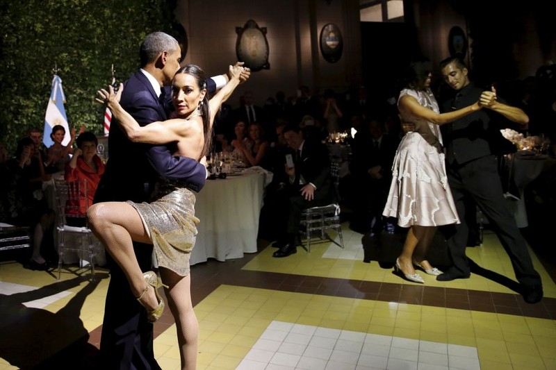 13 khoảnh khắc ấn tượng nhất tuần qua ảnh 9 Ông Barack và phu nhân Michelle Obama nhảy tango trong chuyến thăm Buenos Aires, Argentina
