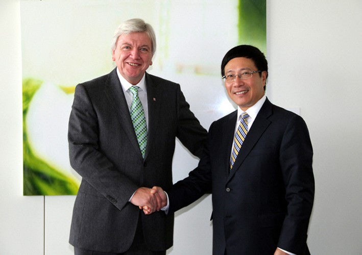 Ông Phạm Bình Minh (phải) và Thủ hiến bang Hessen Volker Bouffier (CHLB Đức)