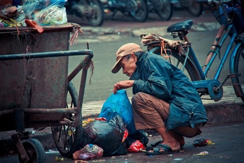 Bức ảnh ông lão nhặt thức ăn từ thùng rác lay động dân mạng ảnh 2 Bức ảnh ông lão nhặt thức ăn từ thùng rác lay động dân mạng ảnh 2