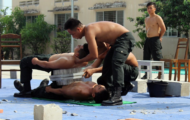 Xem cảnh sát cơ động biểu diễn sức mạnh 'mình đồng da sắt' ảnh 10