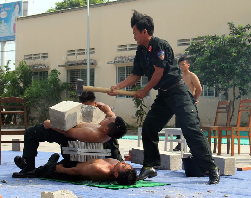 Xem cảnh sát cơ động biểu diễn sức mạnh 'mình đồng da sắt' ảnh 12