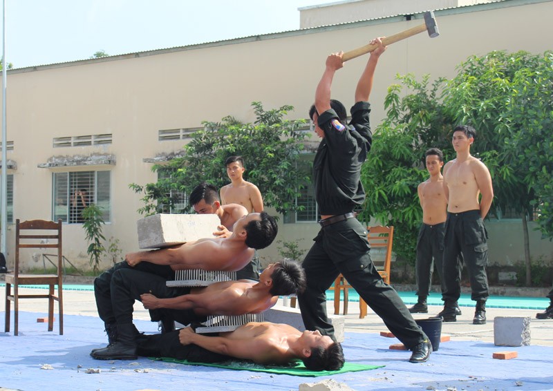 Xem cảnh sát cơ động biểu diễn sức mạnh 'mình đồng da sắt' ảnh 14