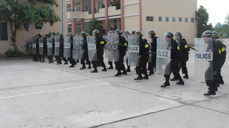 Xem cảnh sát cơ động biểu diễn sức mạnh 'mình đồng da sắt' ảnh 3