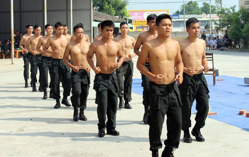 Xem cảnh sát cơ động biểu diễn sức mạnh 'mình đồng da sắt' ảnh 5