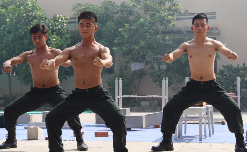 Xem cảnh sát cơ động biểu diễn sức mạnh 'mình đồng da sắt' ảnh 6