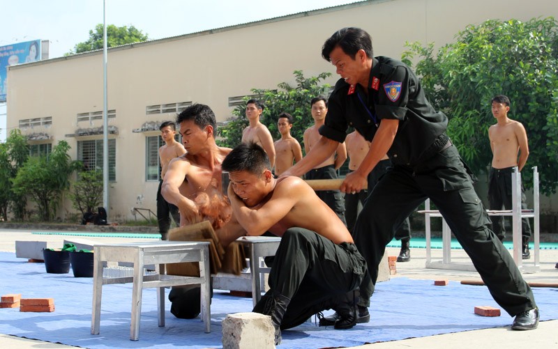 Xem cảnh sát cơ động biểu diễn sức mạnh 'mình đồng da sắt' ảnh 7