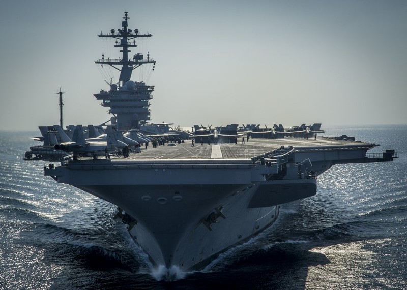 Tàu sân bay USS Carl Vinson lớp Nimitz đi qua eo biển Hormuz.