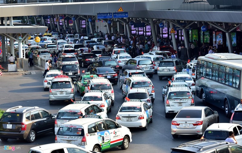 Tp.HCM: Nhiều người chạy bộ tới sân bay Tân Sơn Nhất ảnh 4