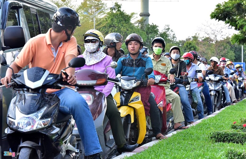 Tp.HCM: Nhiều người chạy bộ tới sân bay Tân Sơn Nhất ảnh 5