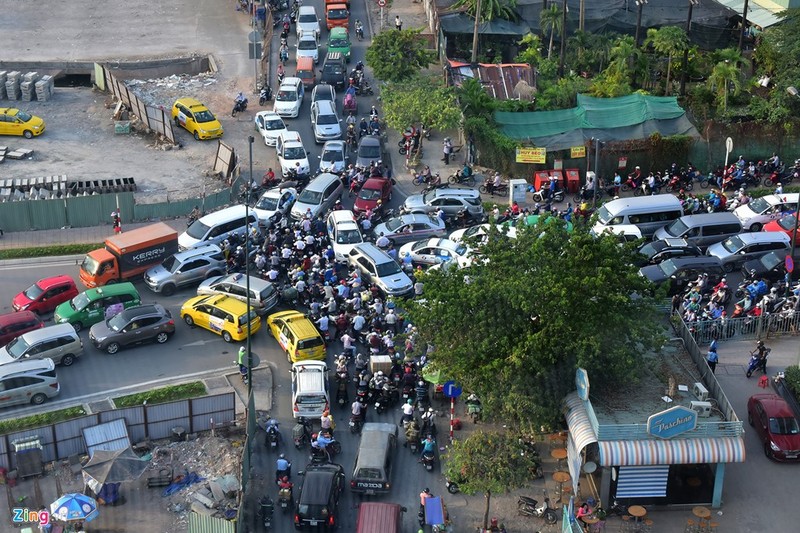 Tp.HCM: Nhiều người chạy bộ tới sân bay Tân Sơn Nhất ảnh 6