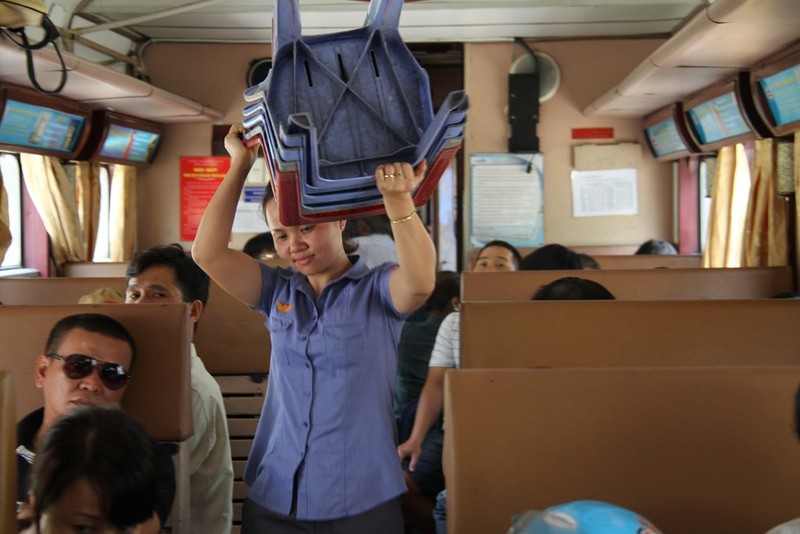 Tàu ngoại ô Sài Gòn - Dĩ An đắt khách ngày nghỉ lễ ảnh 6 Tàu ngoại ô Sài Gòn - Dĩ An đắt khách ngày nghỉ lễ ảnh 6