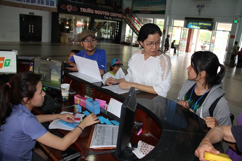 Tàu ngoại ô Sài Gòn - Dĩ An đắt khách ngày nghỉ lễ ảnh 9 Tàu ngoại ô Sài Gòn - Dĩ An đắt khách ngày nghỉ lễ ảnh 9