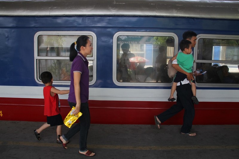 Tàu ngoại ô Sài Gòn - Dĩ An đắt khách ngày nghỉ lễ ảnh 2 Tàu ngoại ô Sài Gòn - Dĩ An đắt khách ngày nghỉ lễ ảnh 2