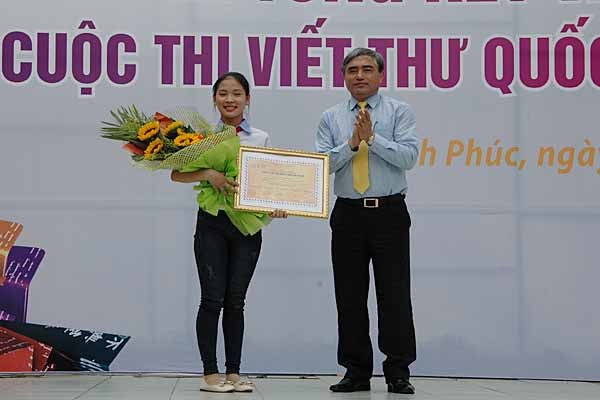 Thứ trưởng Bộ TT&TT Nguyễn Minh Hồng trao giải Nhất cho em Nguyễn Thị Thu Trang, học sinh lớp 9B, trường THCS Nguyễn Trãi, huyện Nam Sách, tỉnh Hải Dương