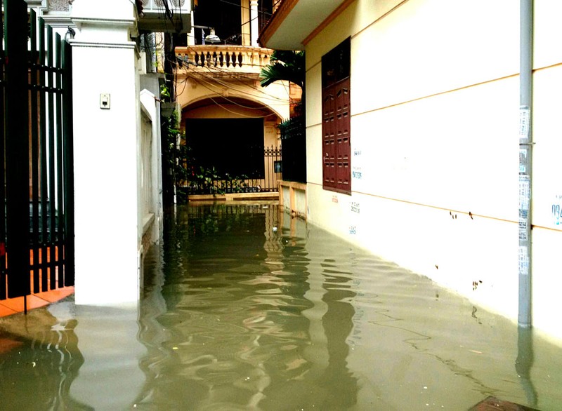 Hà Nội: Phố thành sông, giao thông tê liệt (video) ảnh 7