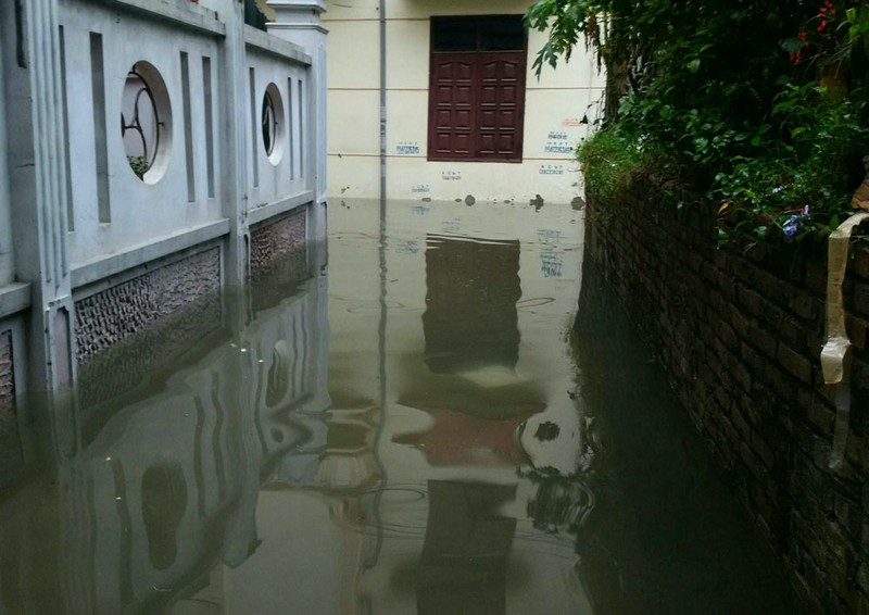 Hà Nội: Phố thành sông, giao thông tê liệt (video) ảnh 8