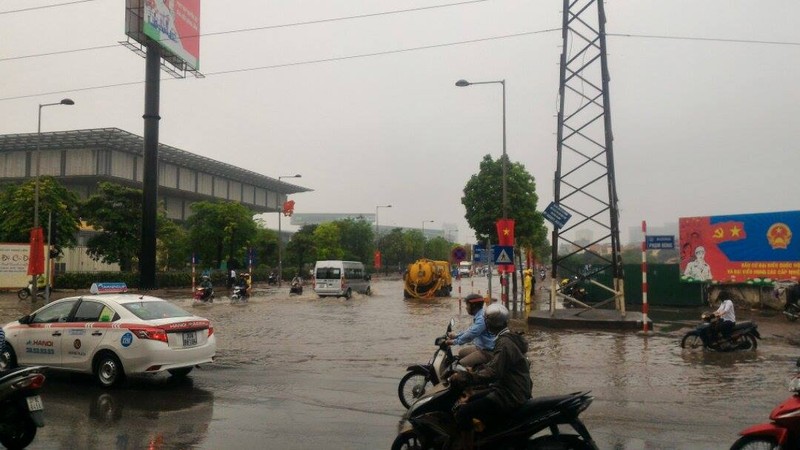 Hà Nội: Phố thành sông, giao thông tê liệt (video) ảnh 4