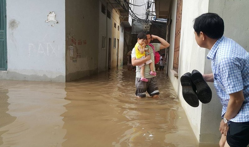 Hà Nội: Phố thành sông, giao thông tê liệt (video) ảnh 2