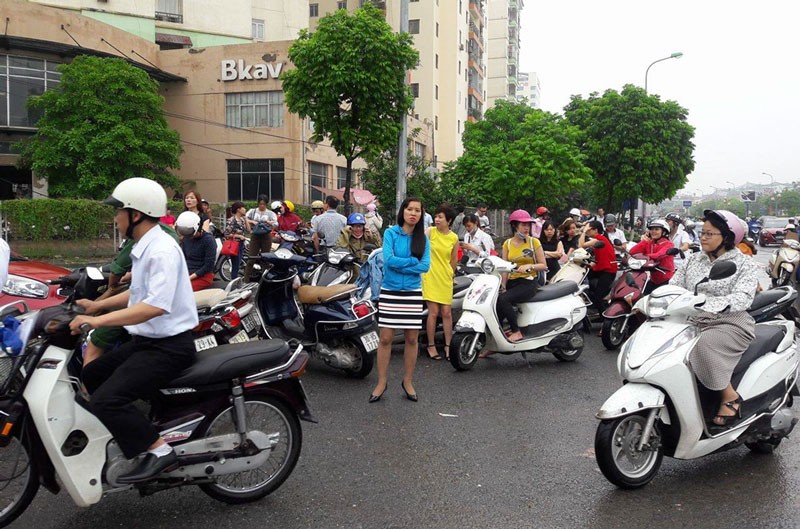 Hà Nội: Phố thành sông, giao thông tê liệt (video) ảnh 12