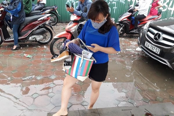 Hà Nội: Phố thành sông, giao thông tê liệt (video) ảnh 14