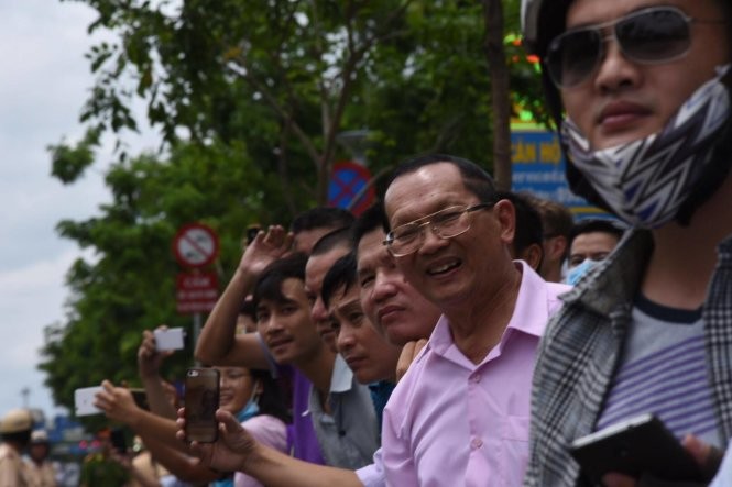 Video: Người dân TP.HCM đứng kín ven đường tiễn ông Obama ảnh 8
