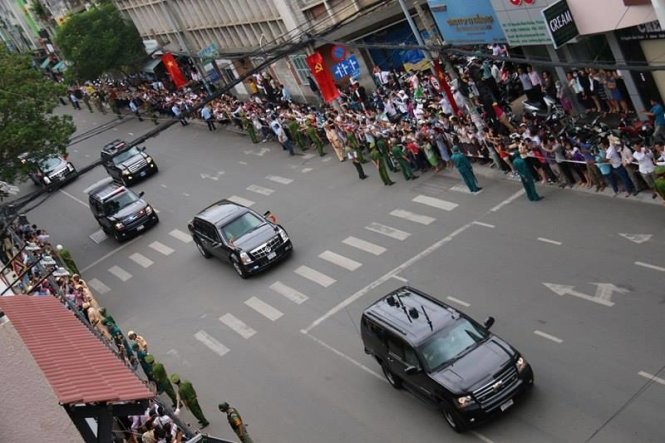 Video: Người dân TP.HCM đứng kín ven đường tiễn ông Obama ảnh 4