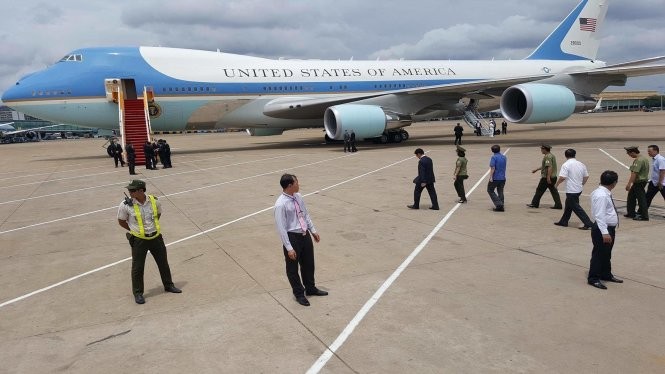 Video: Người dân TP.HCM đứng kín ven đường tiễn ông Obama ảnh 11
