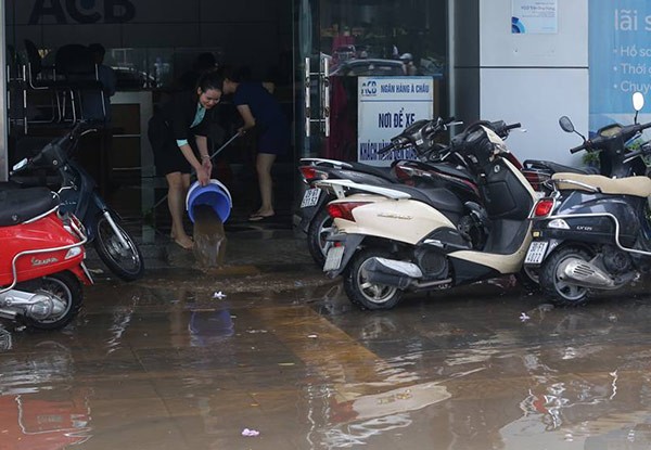 Hà Nội: Phố thành sông, giao thông tê liệt (video) ảnh 16
