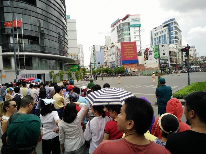 Video: Người dân TP.HCM đứng kín ven đường tiễn ông Obama ảnh 5