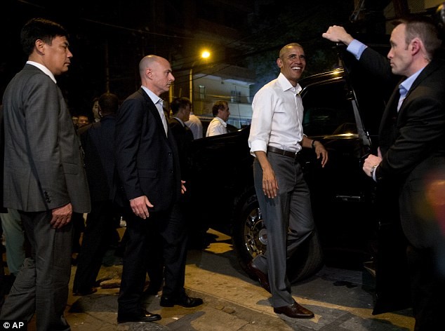 Tổng thống Obama uống bia, ăn bún chả, đi chợ đêm Hà Nội lên báo nước ngoài ảnh 14 Tổng thống Obama uống bia, ăn bún chả, đi chợ đêm Hà Nội lên báo nước ngoài ảnh 14