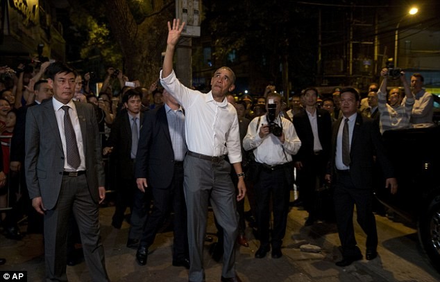 Tổng thống Obama uống bia, ăn bún chả, đi chợ đêm Hà Nội lên báo nước ngoài ảnh 15 Tổng thống Obama uống bia, ăn bún chả, đi chợ đêm Hà Nội lên báo nước ngoài ảnh 15