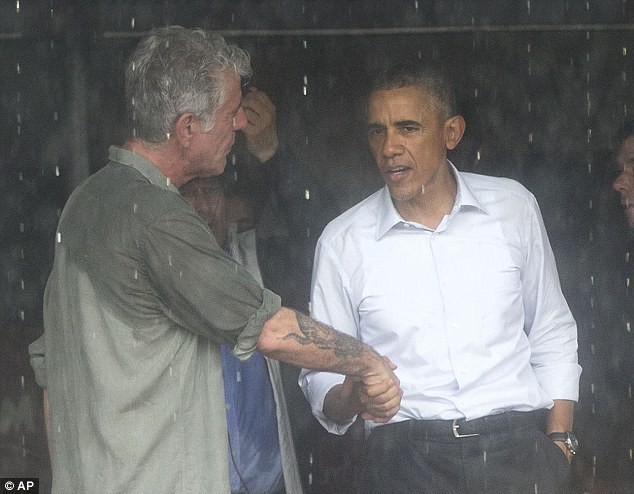 Tổng thống Obama uống bia, ăn bún chả, đi chợ đêm Hà Nội lên báo nước ngoài ảnh 12 Tổng thống Obama uống bia, ăn bún chả, đi chợ đêm Hà Nội lên báo nước ngoài ảnh 12