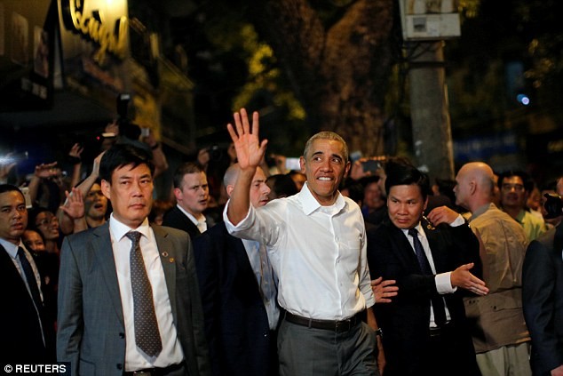 Tổng thống Obama uống bia, ăn bún chả, đi chợ đêm Hà Nội lên báo nước ngoài ảnh 13 Tổng thống Obama uống bia, ăn bún chả, đi chợ đêm Hà Nội lên báo nước ngoài ảnh 13