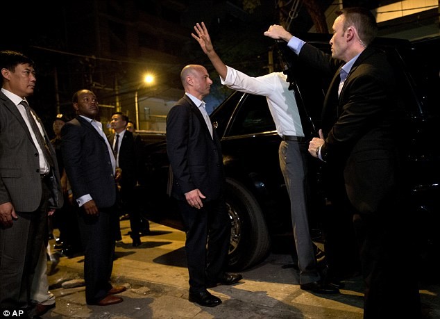 Tổng thống Obama uống bia, ăn bún chả, đi chợ đêm Hà Nội lên báo nước ngoài ảnh 10 Tổng thống Obama uống bia, ăn bún chả, đi chợ đêm Hà Nội lên báo nước ngoài ảnh 10