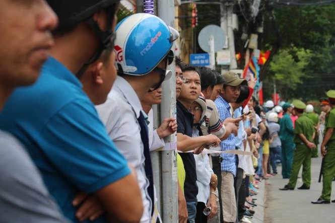 Video: Người dân TP.HCM đứng kín ven đường tiễn ông Obama ảnh 3