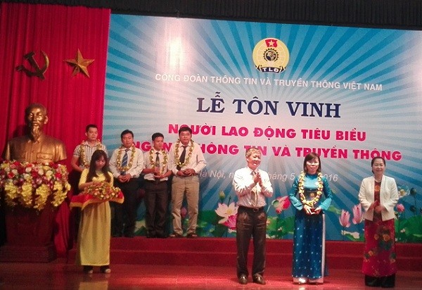 Ủy viên Ban cán sự Đảng, Thứ trưởng Bộ TT&TT Nguyễn Thành Hưng và Ủy viên Đảng Đoàn, Phó Chủ tịch Tổng Liên đoàn lao động Việt Nam Nguyễn Thị Thu Hồng tặng hoa và kỷ niệm chương cho chị Nguyễn Thị Thu Hằng VNPT- VinaPhone Bà Rịa-Vũng Tàu.