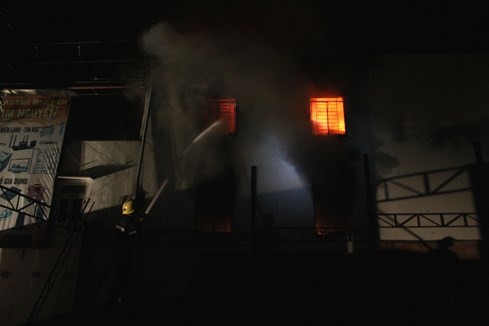 Cháy siêu thị điện máy lớn bậc nhất tỉnh Quảng Trị ảnh 2 Cháy siêu thị điện máy lớn bậc nhất tỉnh Quảng Trị ảnh 2