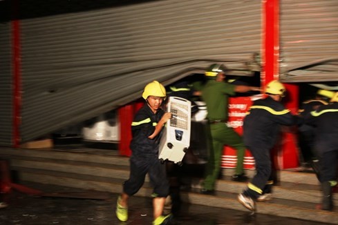 Cháy siêu thị điện máy lớn bậc nhất tỉnh Quảng Trị ảnh 4 Cháy siêu thị điện máy lớn bậc nhất tỉnh Quảng Trị ảnh 4