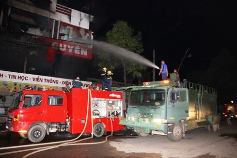 Cháy siêu thị điện máy lớn bậc nhất tỉnh Quảng Trị ảnh 8 Cháy siêu thị điện máy lớn bậc nhất tỉnh Quảng Trị ảnh 8